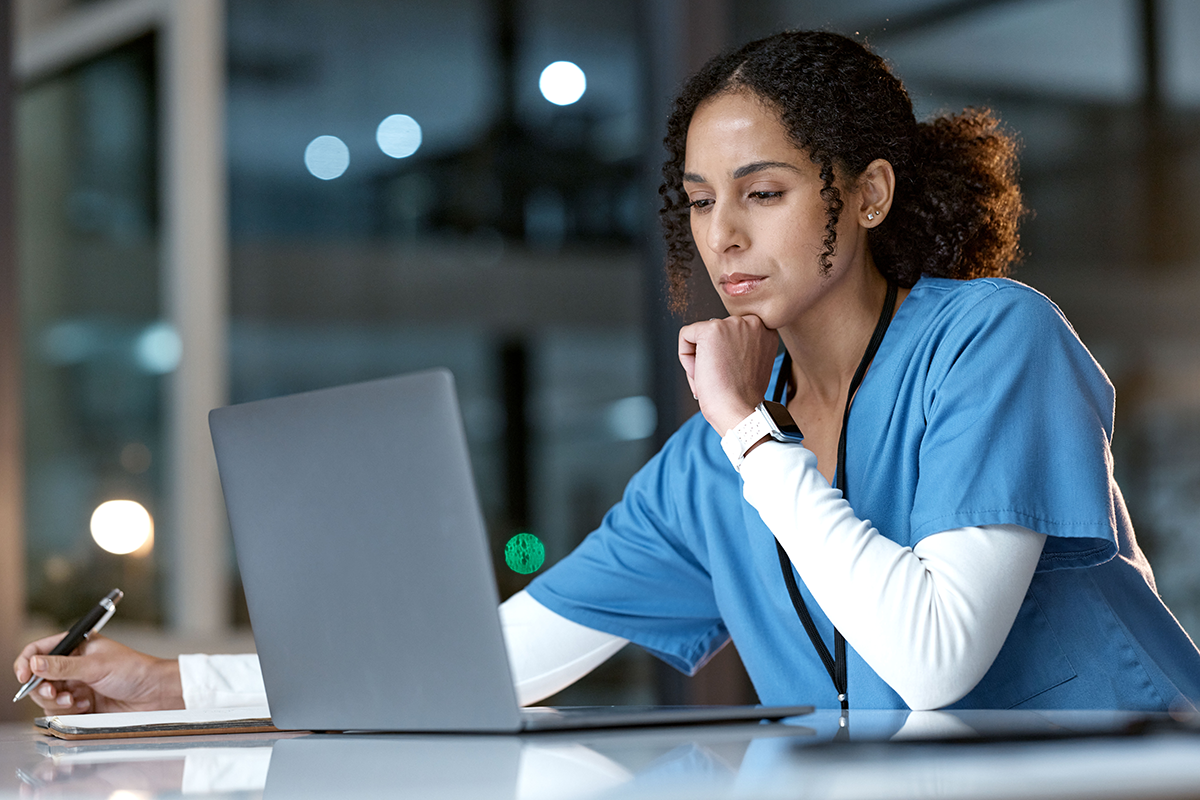 A nurse taking mandated reporter training on her laptop.